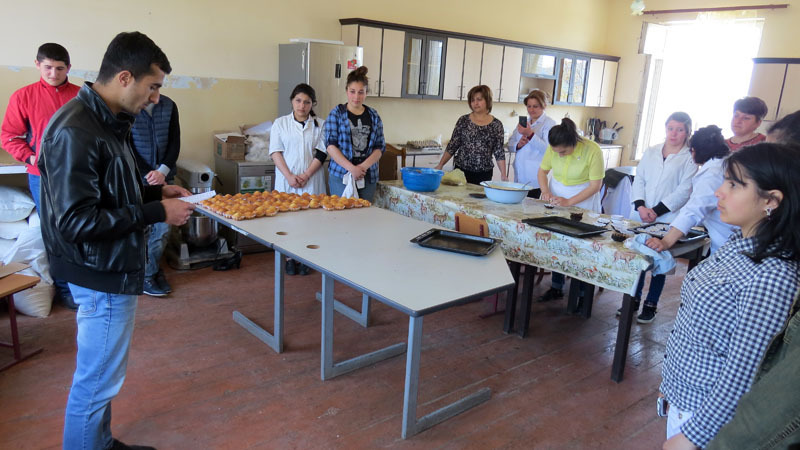 Парень с фронта читает письмо-благодарность от своих однополчан.