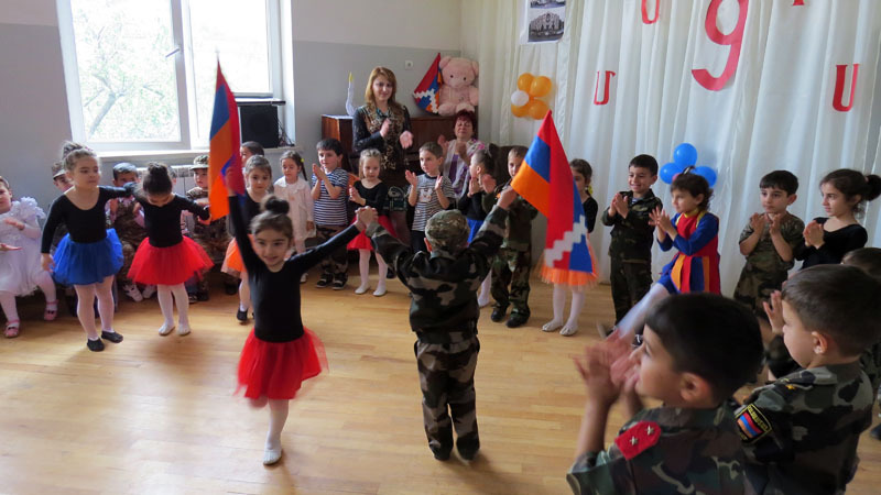 Утренник в Степанакертском детсаду. Утренник в Степанакертском детсаду.