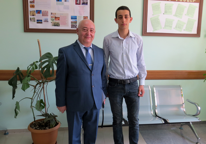 После мероприятия. Педагог Степанакертской школы № 11 Рубен Осипов со своим учеником-победителем Арамом Асцатряном.