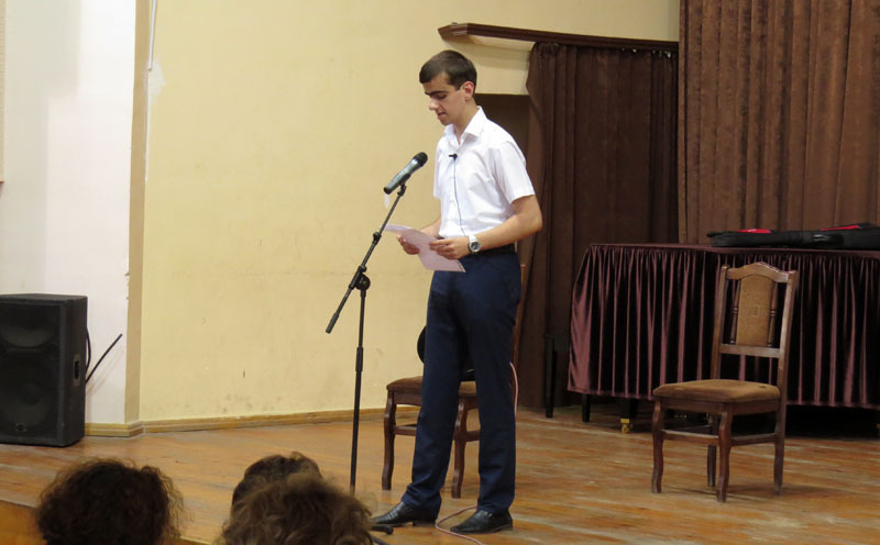 Валерий Карапетян читает  сочинение  