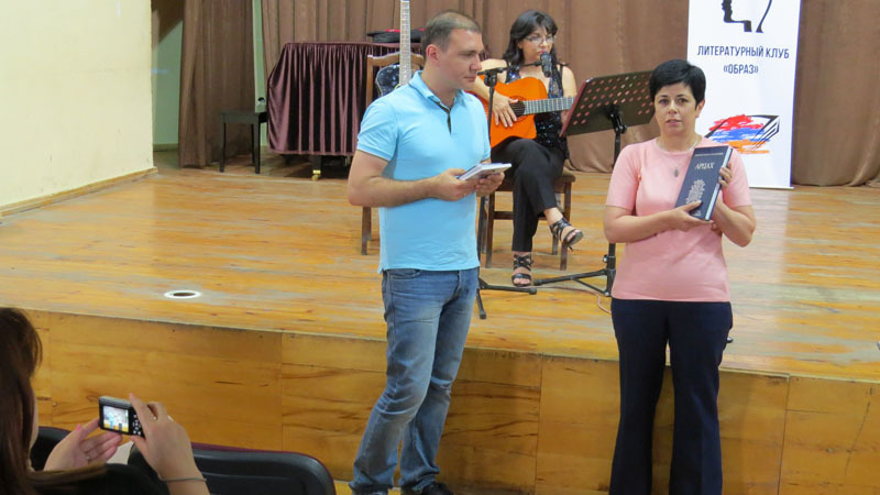 Министр культуры НКР Нарине Агабалян дарит Денису Дворникову Книгу об Арцахе.