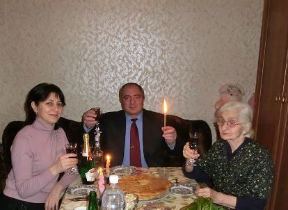 Алик с мамой и супругой Алик с мамой и супругой