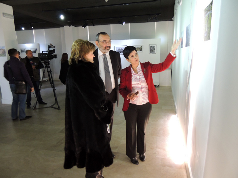 Три наших министра. Слева на право: министр здравоохранения Карина Атаян, министр ИД Карен Мирзоян и министр культуры Нарине Агабалян. Три наших министра. Слева на право: министр здравоохранения Карина Атаян, министр ИД Карен Мирзоян и министр культуры Нарине Агабалян.