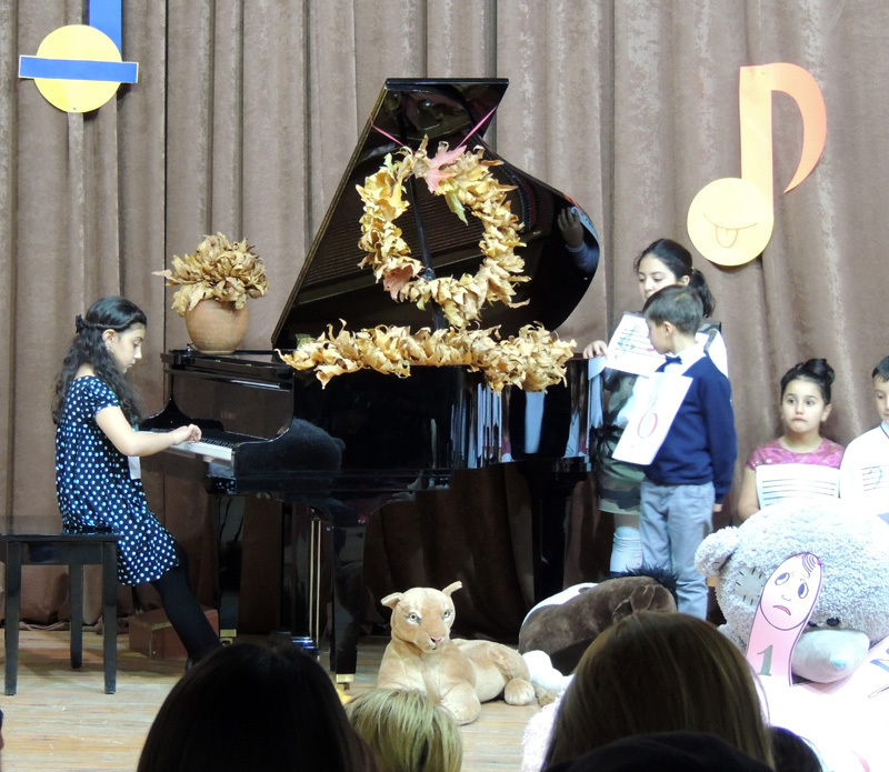 Первоклассница Елена Пирумян за роялем. Первоклассница Елена Пирумян за роялем.