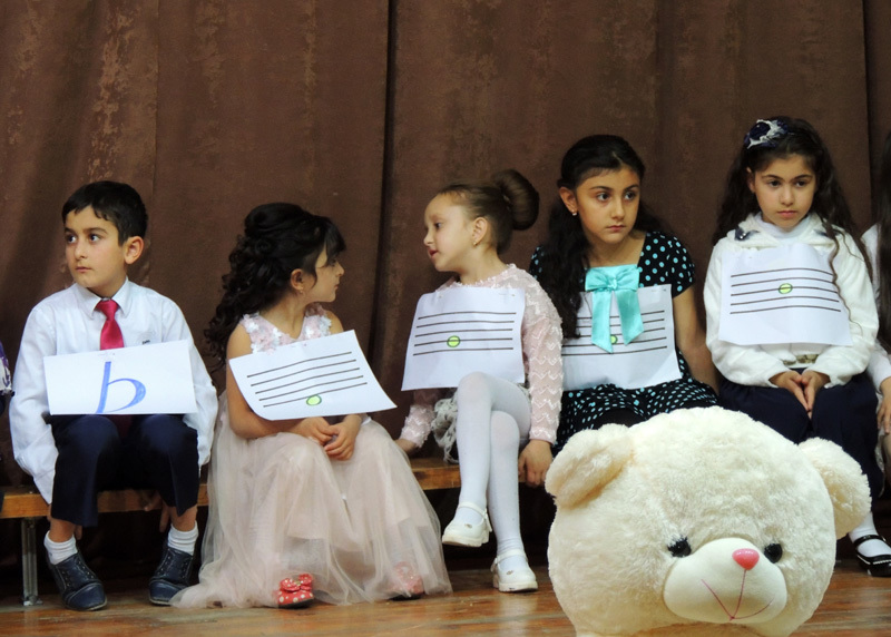 Лица детишек. На сцене. Лица детишек. На сцене.