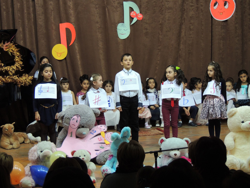 Детишки читают стихи посвящённые, пяти пальцам. Детишки читают стихи посвящённые, пяти пальцам.