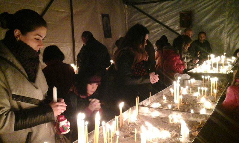 Верующие молятся... Верующие молятся...