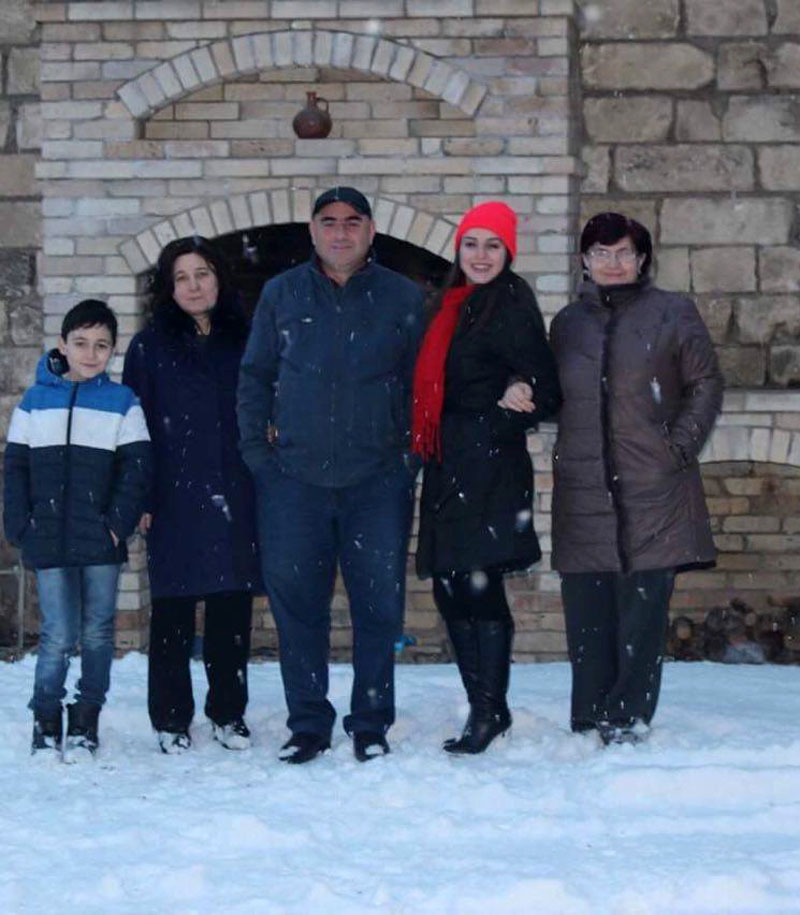 Анна и её небольшая семья пама, мама, братик и бабушка. Анна и её небольшая семья пама, мама, братик и бабушка.