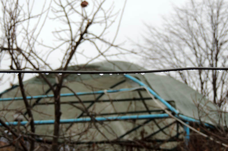 Капельки на проволоке. Капельки на проволоке.