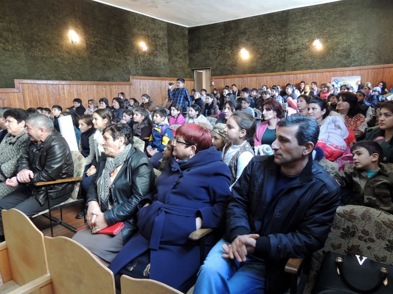 Родные и близкие участников игры пришли болеть за своих. Родные и близкие участников игры пришли болеть за своих.