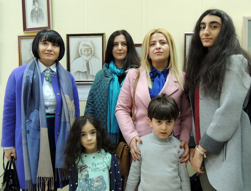 Потомки пра, пра, пра, прабабушки Есаян Мины (1850) на фоне её портрета.