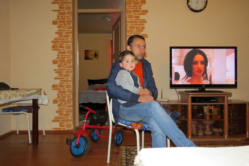 Манвел Акопян, преподаватель математики с младшим сыном у себя дома.