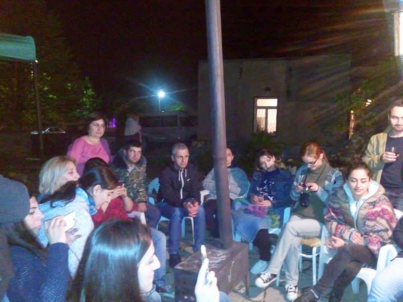 Ночное чаепитие во дворе кафе. Ночное чаепитие во дворе кафе.