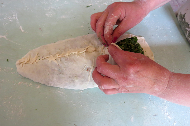 Далее, лепка в форме большого пирожка.