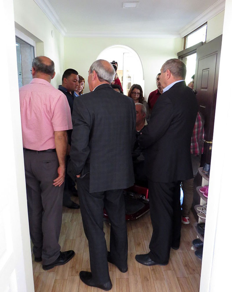 Входим в дом. В коридоре. Входим в дом. В коридоре.