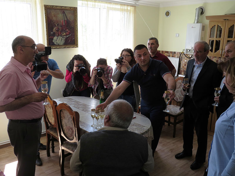 На кухне нас ждало шампанское... На кухне нас ждало шампанское...