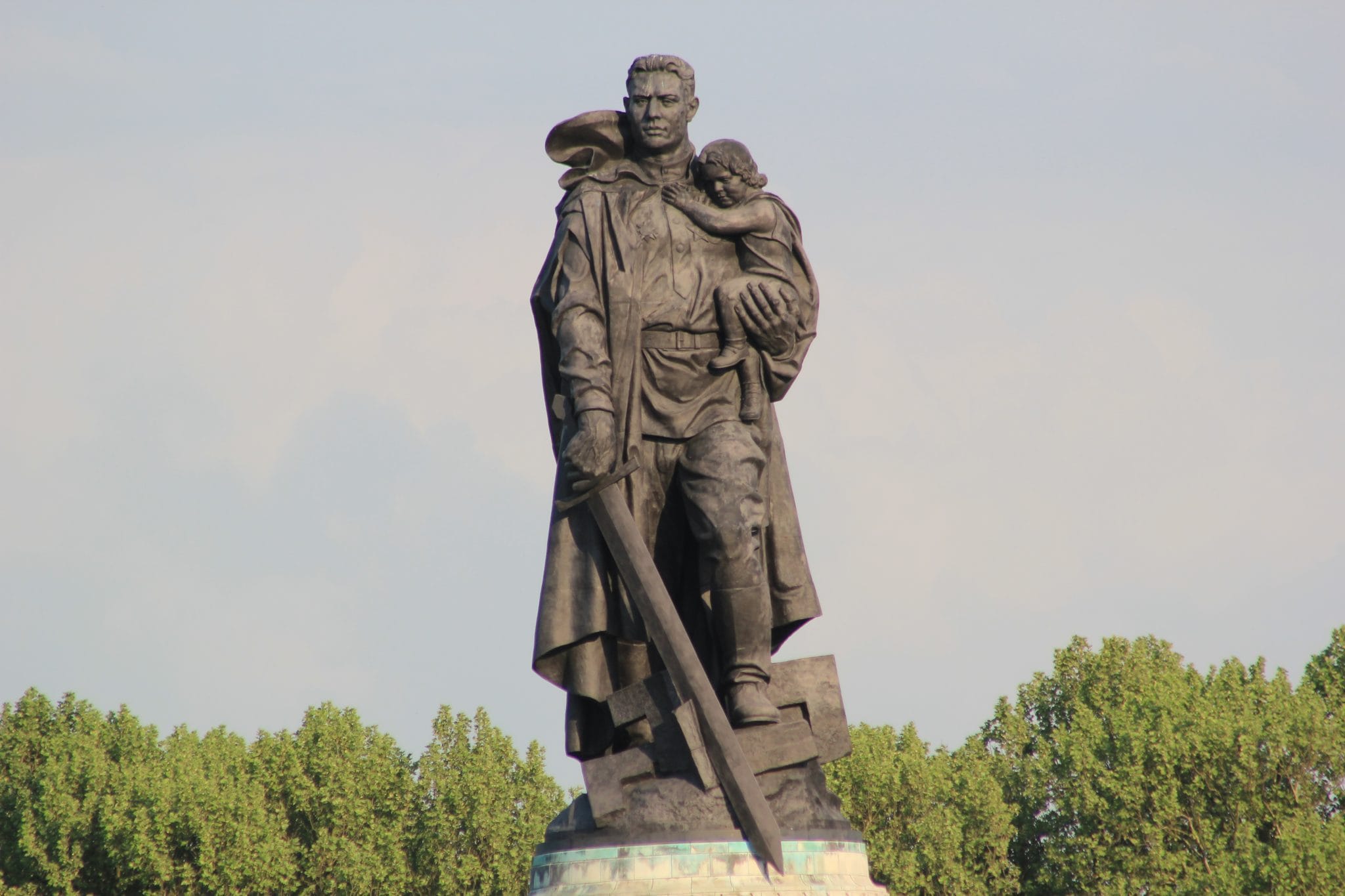 Памятники войны памятник советскому солдату. Трептов парк памятник воину освободителю. Вучетич. «Воин-освободитель». Трептов-парк, Берлин. Воин-освободитель в Трептов-парке Берлина. Трептов парк Берлин памятник советскому солдату.